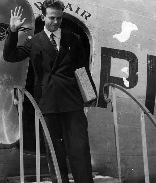 lysatech's tweet photo. Hoje, lembramos os 100 anos de César Lattes, o físico brasileiro que revolucionou a ciência com a descoberta do píon. 🌟 Seu legado vive, e por aqui, nos inspira até hoje por sua paixão pela inovação e pela ciência. 🚀 #CesarLattes #Inovação #Ciência https://t.co/OMLov2BuEm