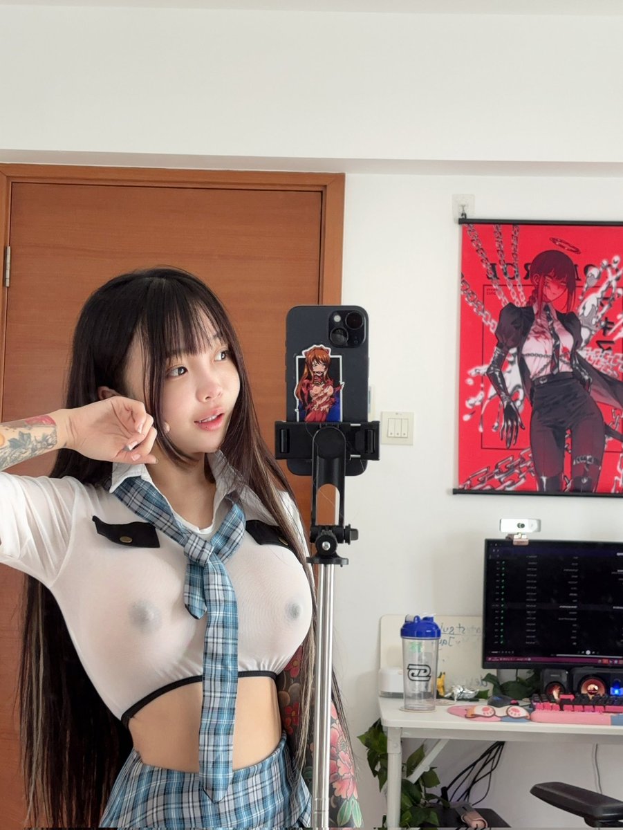 Say “hi” if you want big booba pics in your DMs 😜