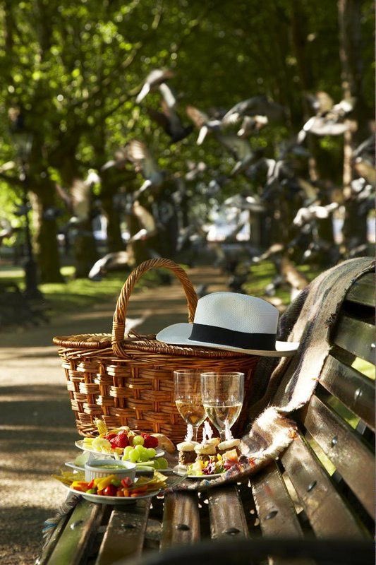 spacitywine's tweet photo. #Saratoga Opening Day! 🐎🍷Stop by and pick up the essentials! #SummerVibes #saratogasprings @TheNYRA https://t.co/7a0E17WEoT