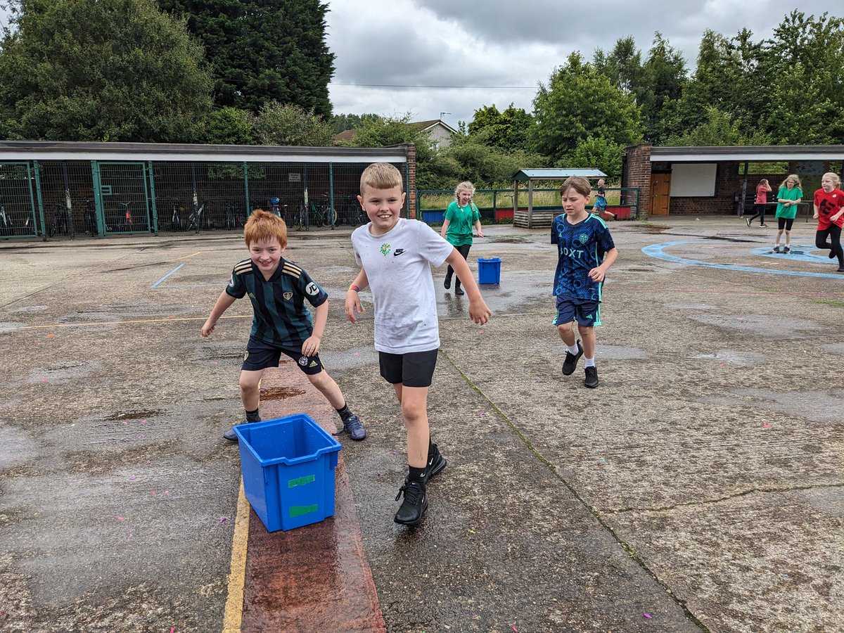 CarrJuniorYork's tweet photo. Year 4 water fight! #happy #shinefest #carrstars https://t.co/bfIIg2bSqn
