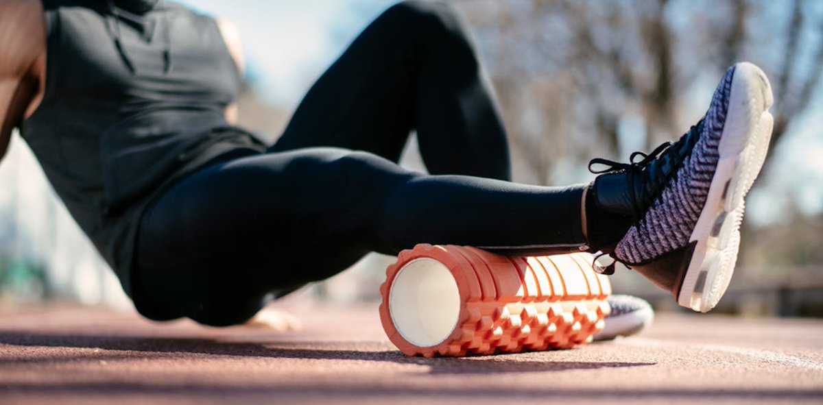 Baqtyan's tweet photo. 📌 الكثير منكم شاهد ال Foam Roller او مايسمى بالاسطوانة الرغوية، سواءً في الاندية الرياضية او مراكز العلاج الطبيعي وغيرها. 

📍هي بإختصار عبارة عن اداة تستخدم للتدليك الذاتي Self-Massage او مايسمى بال Myofascial release بإستخدام وزن الجسم للضغط على الانسجة Soft Tissue مما يؤدي لتمددها وتحفيزها. 
واصبحت مؤخراً شائعة بين #الرياضيين لسهولة إستخدامها و قِلة تكلفتها.