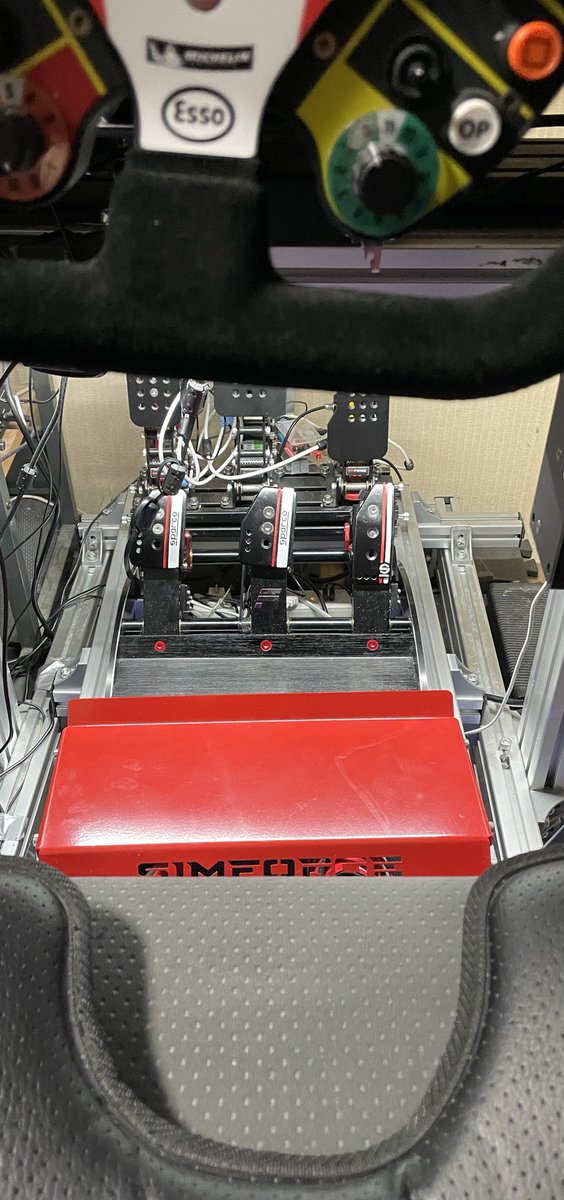 FUKUeRACER's tweet photo. デュアルペダルシステム
#Simforge(PC用)と #FANATEC V3(PS5用)を載せ替えるのが面倒で、コックピットのアルミフレームの上に２個並べてみました。
写真はV3使用時で
Simforge使う時は
①赤いヒールプレート取外し→②V3を手前にスライド→③Simforgeを定位置にスライド→④赤いヒールプレートを取付けて完了
果たして楽になったのかは？？？ですが外したペダルを置いておくスペースが減ったのでOKです👍
※本当は横スライド方式にしたかったけどスペースがなかった😅
