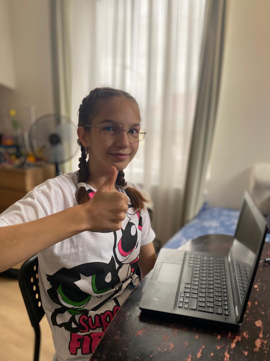 Předávali jsme 189. počítač! Tentokrát jej obdržela Taisiia, která do ČR přišla se svou rodinou z Oděsy a v současnosti chodí do 6. třídy. Notebook se jí hodí nejen pro běžné činnosti jako je vyhledávání informací, ale také jí umožňuje navštěvovat lekce klavíru a matematiky.