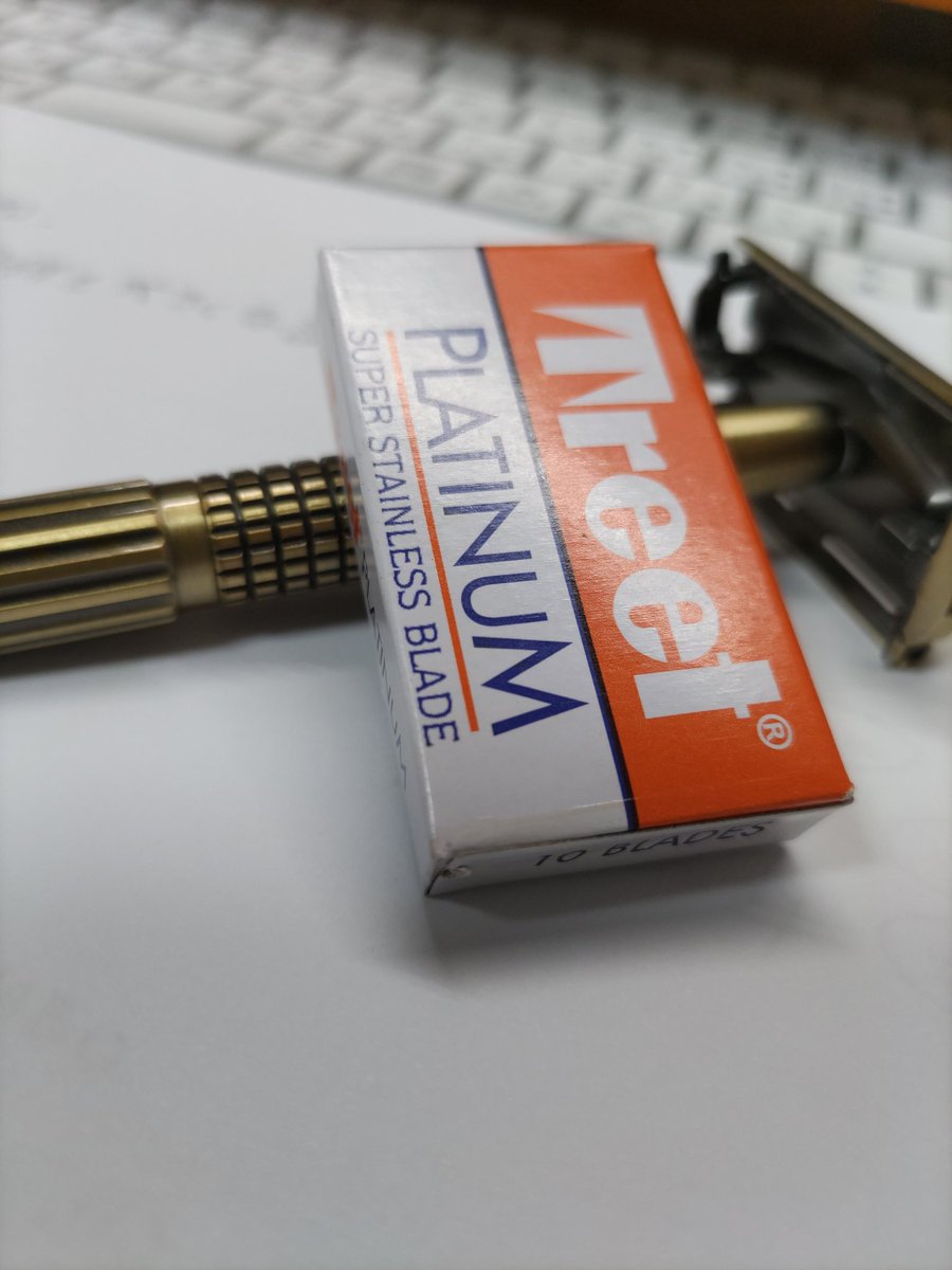 htama225's tweet photo. 好奇心…というより、物欲には勝てずに海外製（パキスタン製）のカミソリ刃を購入。
羽がトレードマークのカミソリ刃に比べると切れ味が少し落ちるかも…

#カミソリ　#両刃カミソリ　#nikky　#treed https://t.co/kG7QYcAV6S