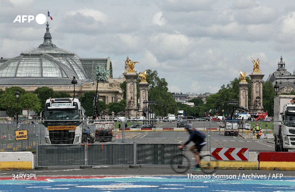 🥇 À moins de trois semaines des JO, les 44.000 barrières qui ont pris d'assaut Paris créent des désagréments pour les habitants de la capitale, gênés dans leurs déplacements #AFP

➡️ u.afp.com/58Ea
✍️ <a href="/mona_guichard/">Mona Guichard</a> et <a href="/thomasgropallo/">Thomas Gropallo</a>