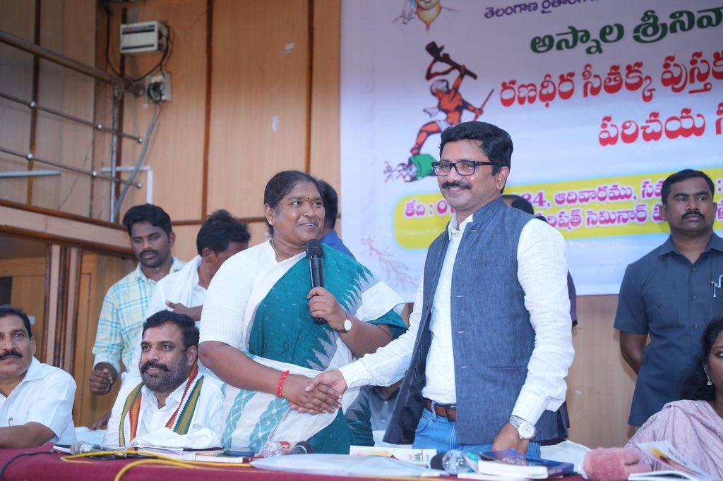 seethakkaMLA's tweet photo. పుట్టినిల్లు ఓరుగల్లు లో 
విప్లవోద్యమం ఇచ్చిన తమ్ముడు అస్నాల శ్రీనివాస్  రాసిన నా జీవిత చరిత్ర 
“రణధీర సీతక్క “ పుస్తక ఆవిష్కరణ పరిచయ సభ… https://t.co/lmTvP0B5Ov