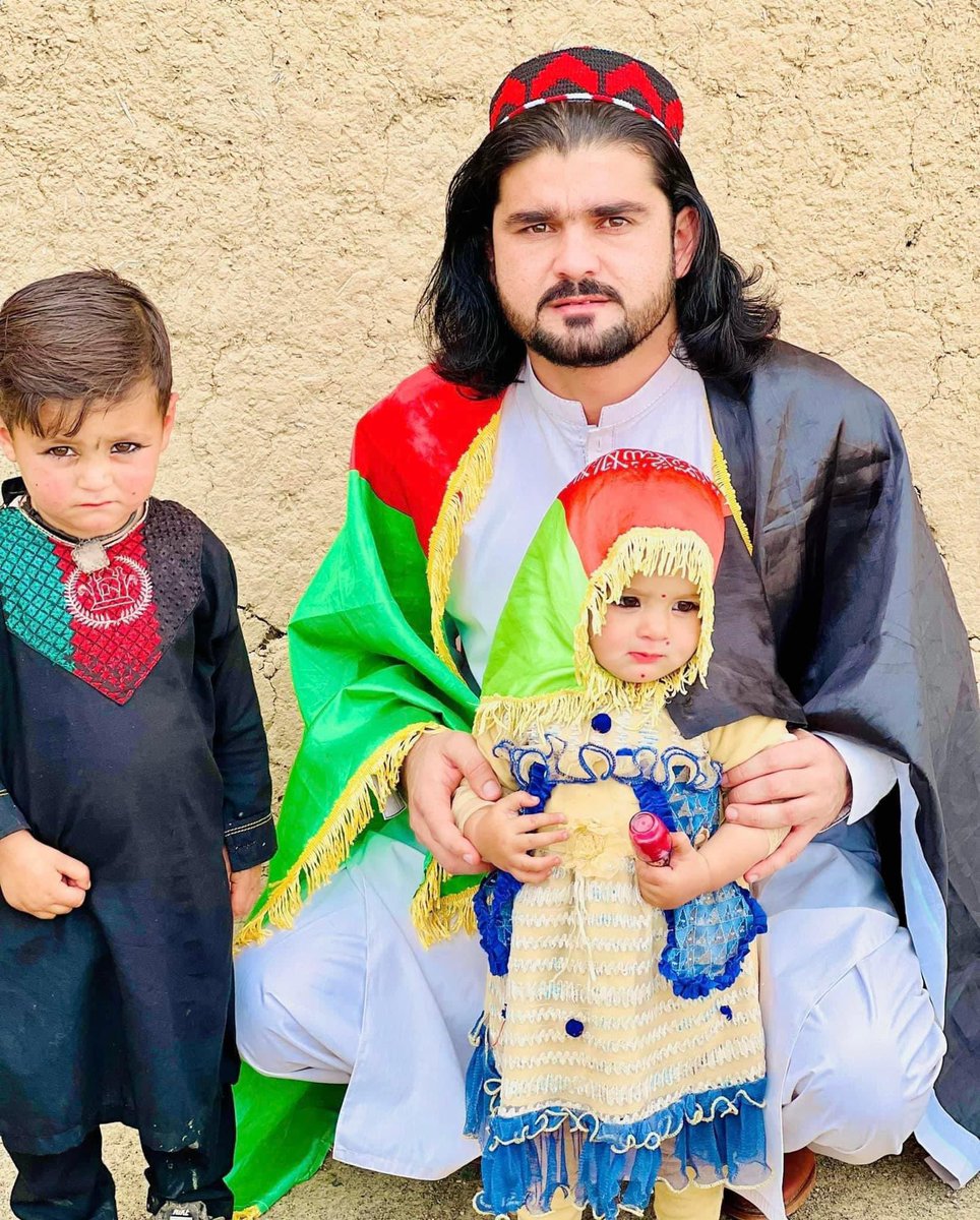 HamidullahArefi's tweet photo. Gilaman Wazir, a fearless Pashtun activist and poet, will always be remembered as a true revolutionary. Carrying Afghan flag with pride, he envisioned unity across Durand Line. His legacy of love &amp; freedom for Afghanistan endures. #GilamanWazir #Pashtuns #AfghanRevolution #PTM https://t.co/6qM1roHDSS