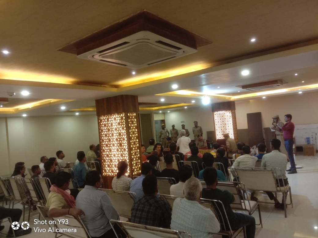 आगामी श्रावण मास को सकुशल सम्पन्न कराये जाने के दृष्टिगत सर्किल दशाश्वमेध क्षेत्र के व्यपारियों के साथ उच्चाधिकारी गण,  #ACP_Dashaswamedh_Vns एवं सर्किल के सभी थाना प्रभारी गण की उपस्थिति मे गोष्ठी की गयी एवं व्यापारी गण को दिशा-निर्देशों से अवगत कराया गया।