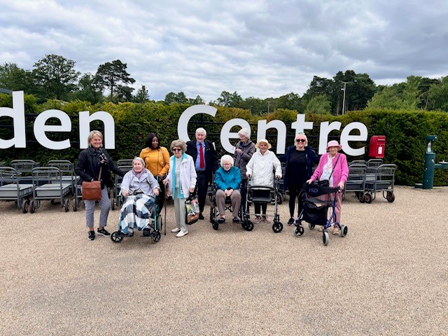 LimegroveCareAH's tweet photo. #communitybus trip to @RHSWisley #lovely #sunny #day #enjoyed by all. #carehomelife #easthorsley @AnchorLaterLife https://t.co/vFI3YeW9bl