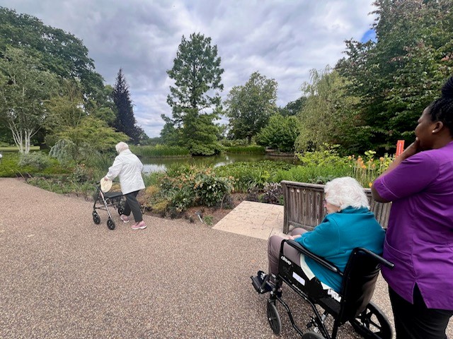 LimegroveCareAH's tweet photo. #communitybus trip to @RHSWisley #lovely #sunny #day #enjoyed by all. #carehomelife #easthorsley @AnchorLaterLife https://t.co/vFI3YeW9bl