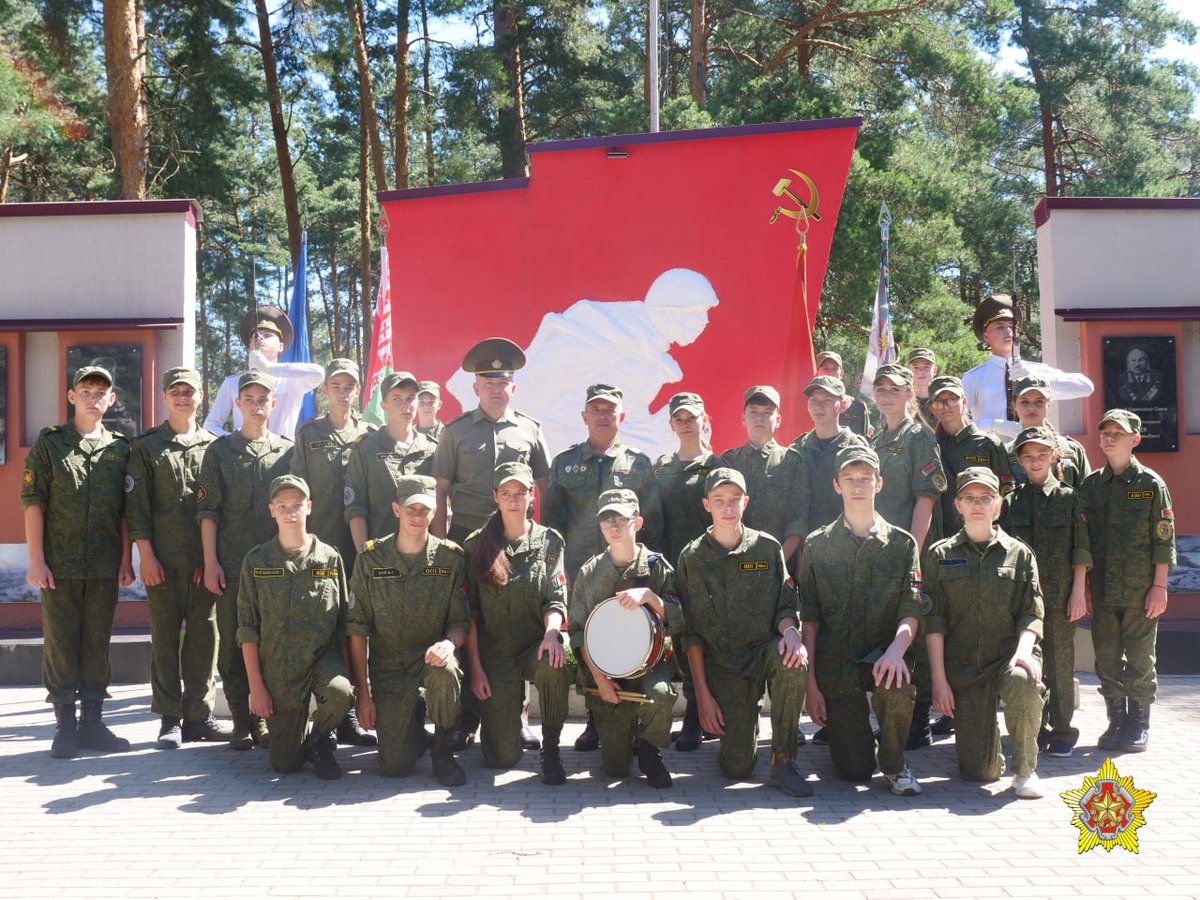 ActualidadBel's tweet photo. 🇧🇾En el complejo conmemorativo "Calle de los héroes" en Borisov, se inauguró la reunión del centro de educación patriótica de la juventud y el campo deportivo y patriótico "Defensor de la patria" de la dirección de educación del Comité ejecutivo del distrito de Borisov. 
Hilo 👇🏻 https://t.co/IGLeSBCMbr