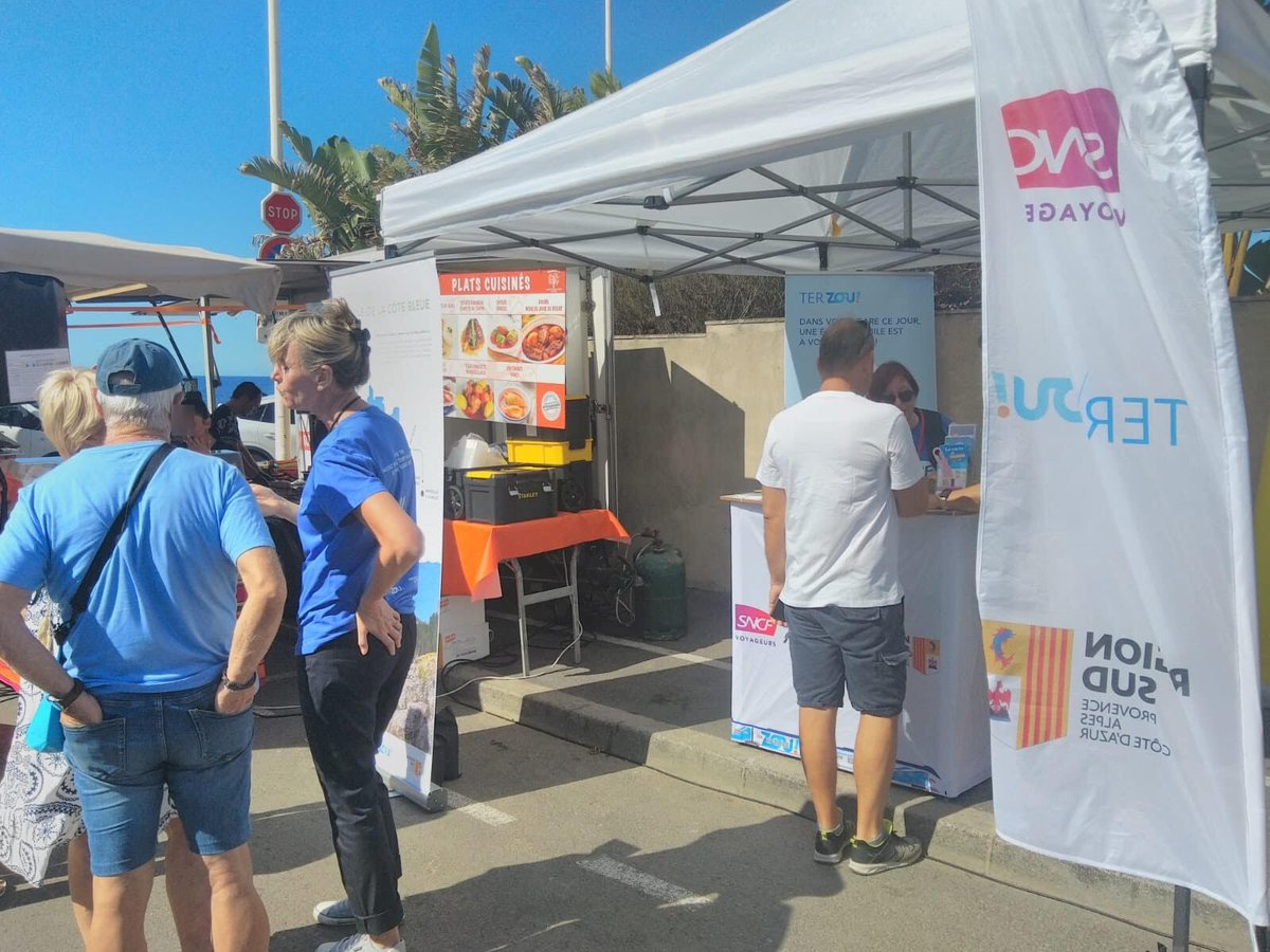 BernardAndrine's tweet photo. ☀️Dimanche dernier,  au marché de @SaussetlesPins0 , le stand de @TERSUD_SNCF a attiré de nombreux touristes, venus s’informer sur la ligne de la Côte Bleue. 🏖️ #ter #touristes #CôteBleue https://t.co/yVf6LDviTY