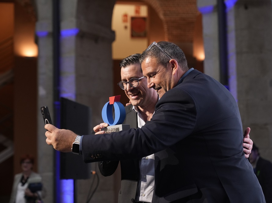 Die zur #alltours Gruppe gehörenden #allsun Hotels sind von der spanischen Zeitung La Razón für exzellenten Kundenservice ausgezeichnet worden. shorturl.at/yhjQQ