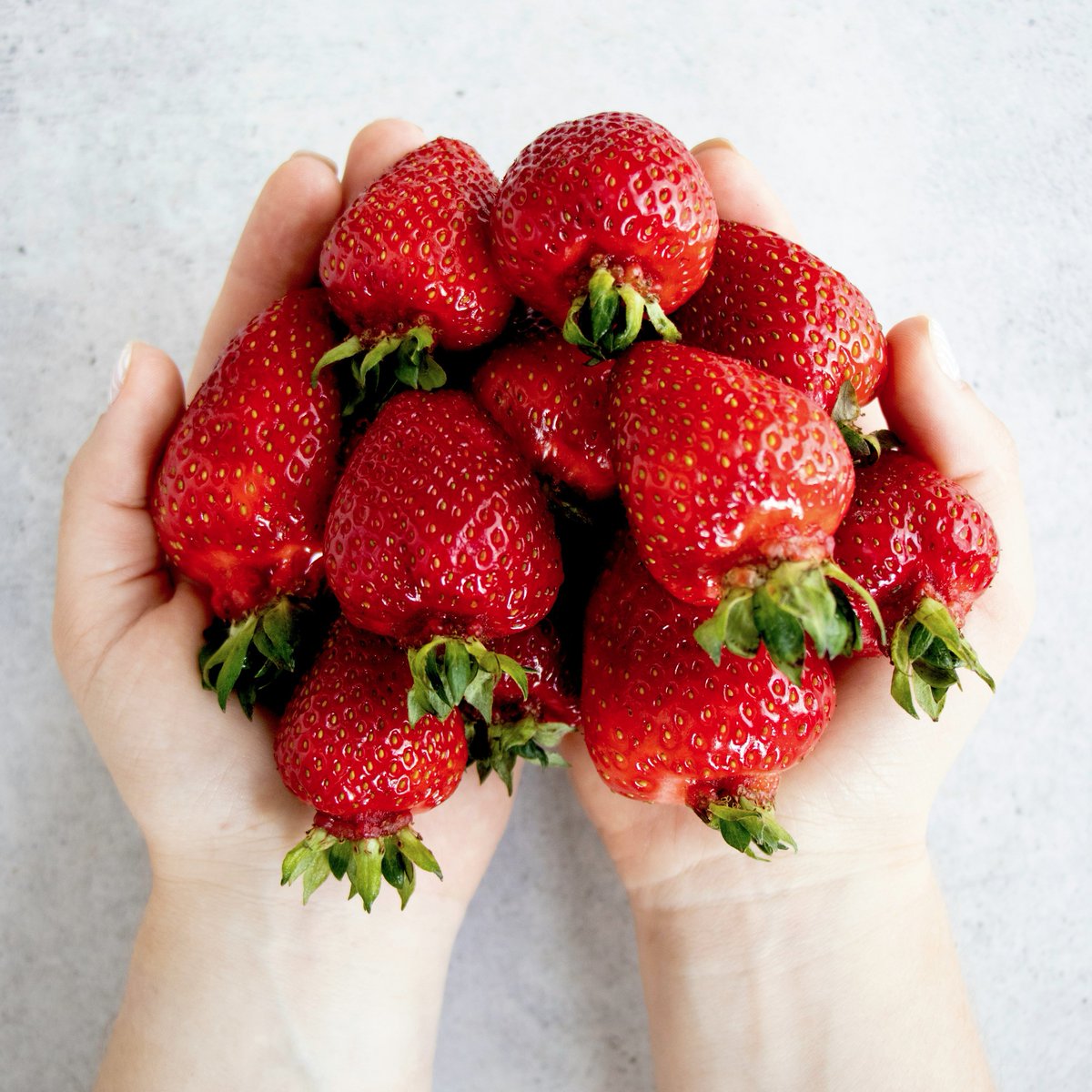 When you share 10 strawberries between 2 people, it is only fair that both get 5. #Fairness is an important principle when people #negotiate with each other, Tamara Florijn writes in her blog for <a href="/ScienceFaces/">Faces of Science</a>. Read the blog on the <a href="/NEMOkennislink/">NEMO Kennislink</a> website: bit.ly/4bErYJz