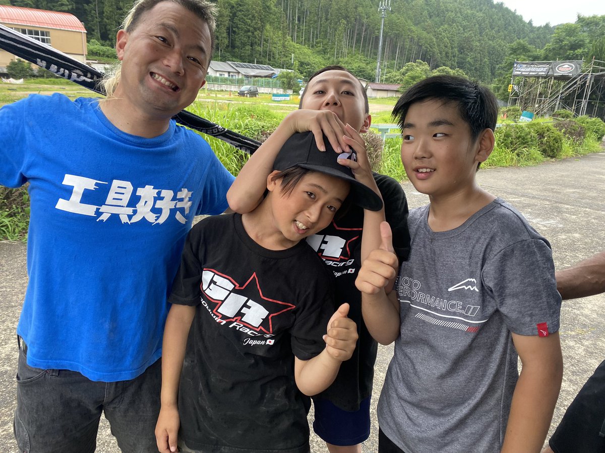 flattrack70masa's tweet photo. なんと!サプライズでGoodWinRacing Japan🇯🇵🇺🇸 のみんなから世界選手権頑張ってくださいとプレゼントを貰いました!
大切に使います🔥
みんなも今週末はレース🏁
俺も負けないように必死に戦ってくるし、君達にこの道を繋げられるように頑張るよ💪
#flattrack https://t.co/SEYY4r9qL8
