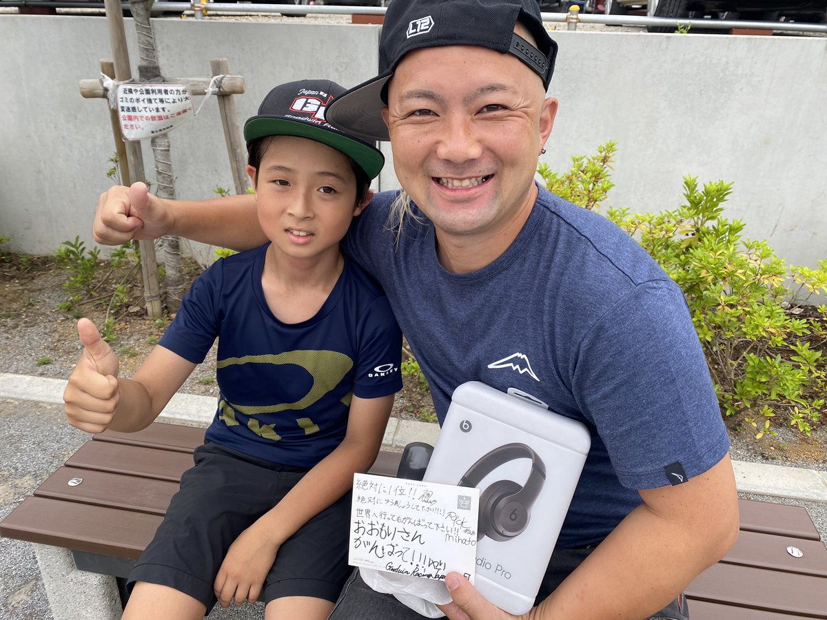 flattrack70masa's tweet photo. なんと!サプライズでGoodWinRacing Japan🇯🇵🇺🇸 のみんなから世界選手権頑張ってくださいとプレゼントを貰いました!
大切に使います🔥
みんなも今週末はレース🏁
俺も負けないように必死に戦ってくるし、君達にこの道を繋げられるように頑張るよ💪
#flattrack https://t.co/SEYY4r9qL8