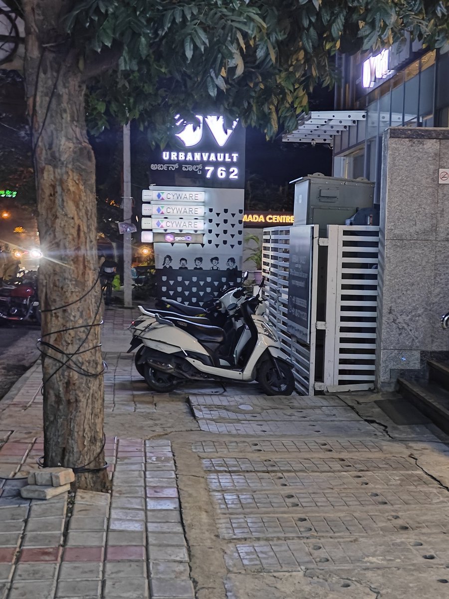 ozoneblue's tweet photo. Are these locations ads so important to block the pedestrian path @BangaloreMirror @Jointcptraffic @BBMPCOMM https://t.co/J6cM7HOeOf