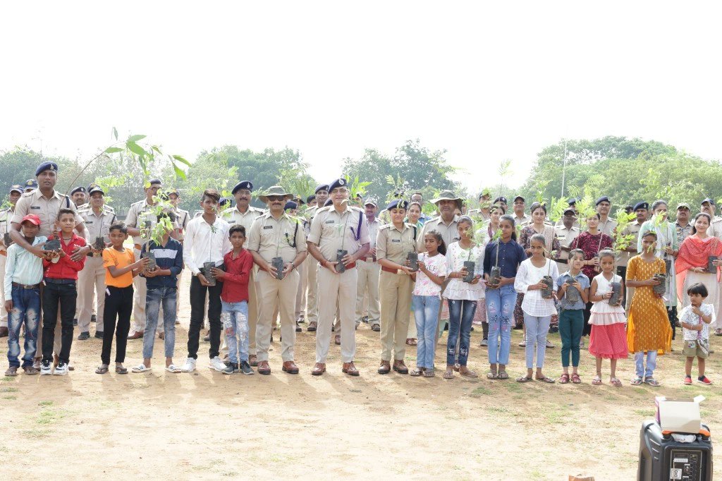 CSamvedna's tweet photo. Delighted to share एक पेड़ मां के नाम, an initiative undertaken by Dr. @veerendramishra from our team. It not only aims to beautify our surroundings but also to promote a healthier environment for all. Let's all take inspiration and join hands for a greener, safer tomorrow! https://t.co/V6TT6b0QC8