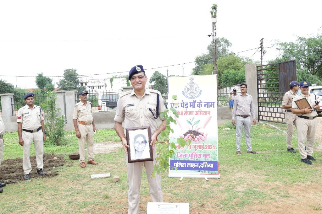 CSamvedna's tweet photo. Delighted to share एक पेड़ मां के नाम, an initiative undertaken by Dr. @veerendramishra from our team. It not only aims to beautify our surroundings but also to promote a healthier environment for all. Let's all take inspiration and join hands for a greener, safer tomorrow! https://t.co/V6TT6b0QC8