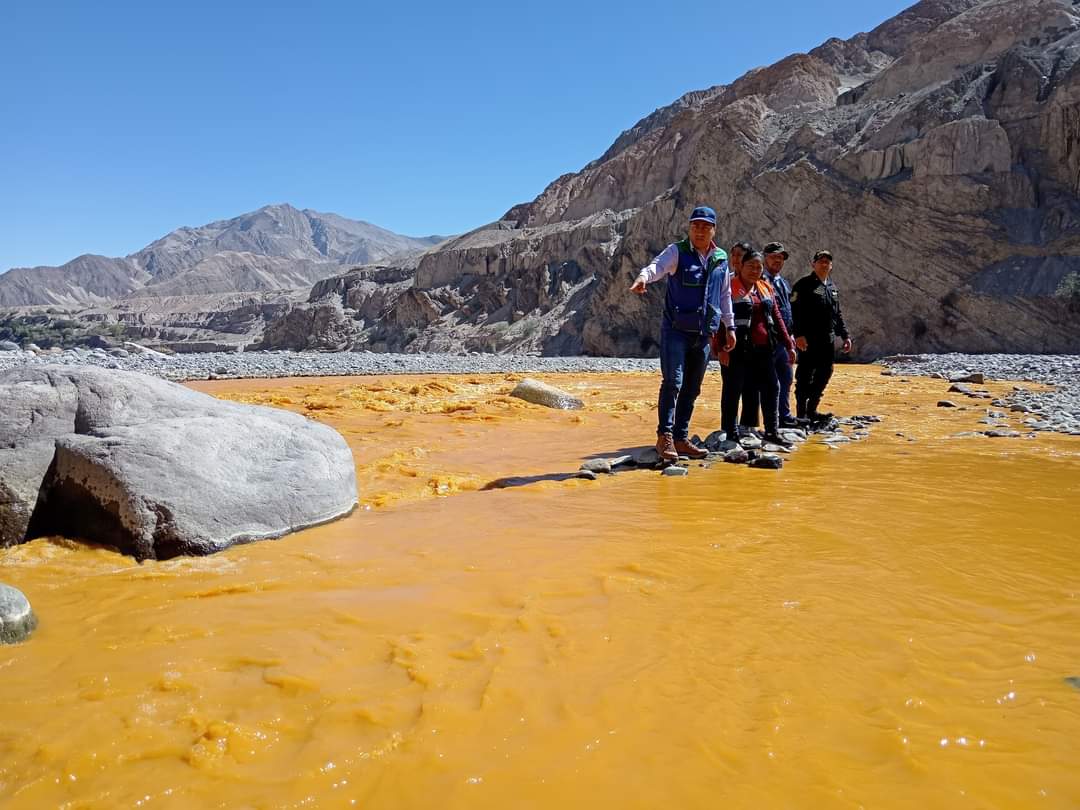 JaimeHerreraCaj's tweet photo. #Perú esto que ven es el río Tambo, a la altura del puente Santa Rosa, en el distrito de Quinistaquillas en la región #Moquegua. Autoridades verificaron evidente contaminación, a causa de la explotación de la mina #Aruntani 
@MinamPeru @OEFAperu 
@teleSURtv https://t.co/j6QhIDJ9Ex