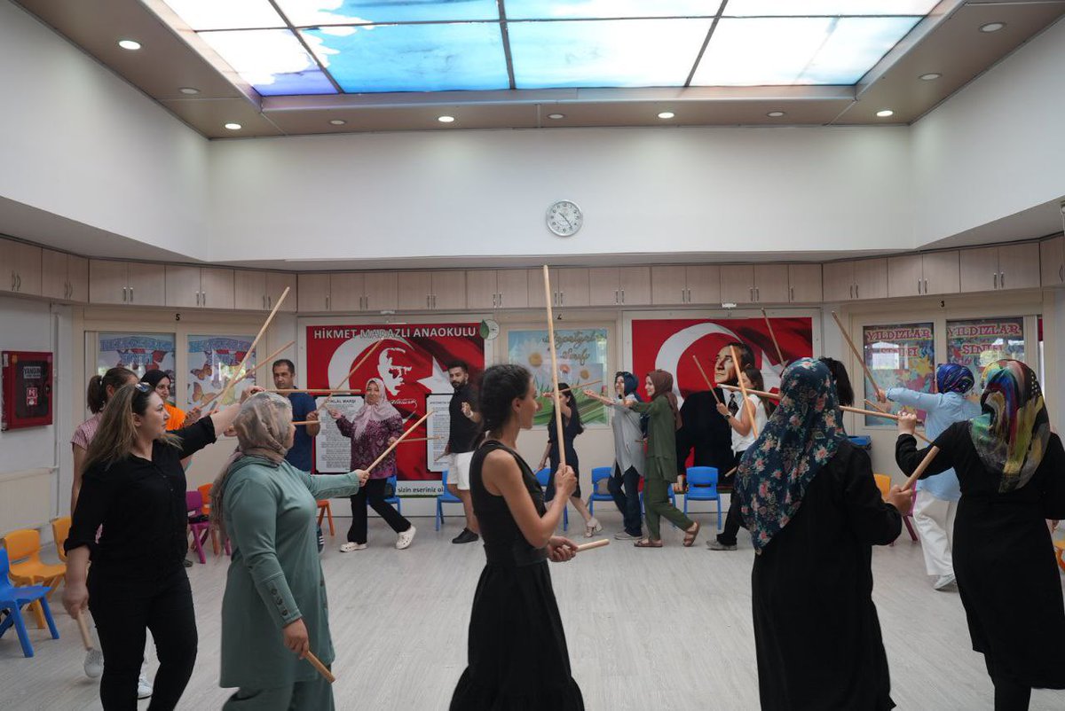 kayserimem's tweet photo. Türkiye Yüzyılı Maarif Modeli kapsamında Aile İle Güçlü İş Birliği

İl Müdürümüz Bahameddin Karaköse, Hikmet Madazlı Anaokulu’nda yapılan tanıtımda; Maarif Modeli okul öncesi eğitimde, aile ile yapılan güçlü iş birliği ile oyunla birlikte erken yaşta öğrenmenin önemine vurguladı. https://t.co/Wja62PskXR