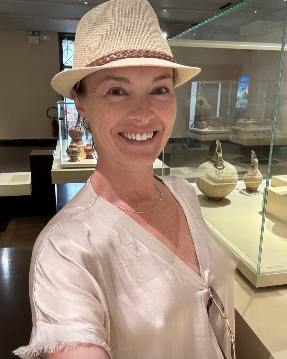 KateMonogamish's tweet photo. If you want to impress me on a first date, take me to a museum. Bonus points for pretending to be fascinated by the Ancient Greek relics! https://t.co/v6EE30UI8M