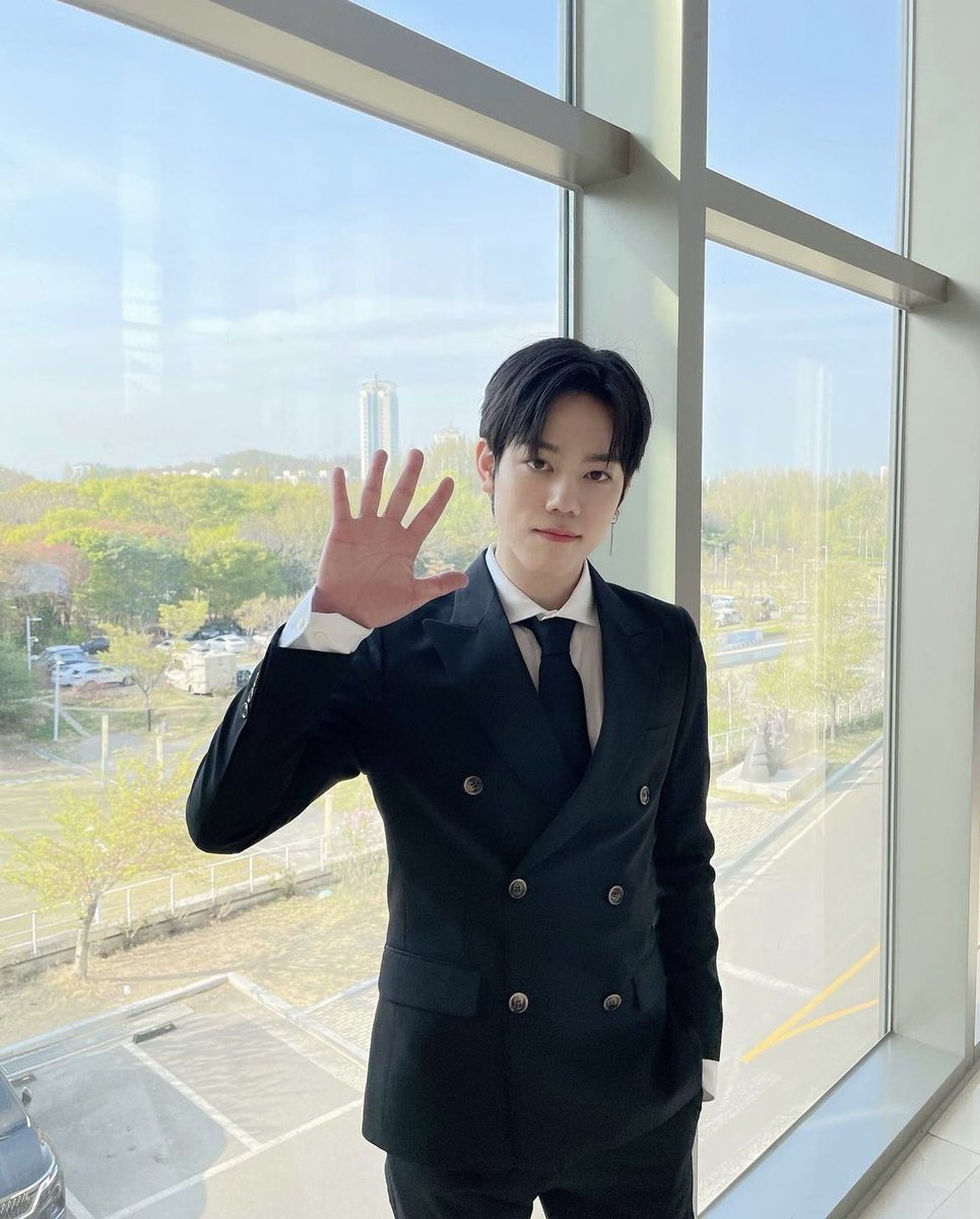 N_Flying_strm's tweet photo. 💙 HAPPY HUN DAY 💙

기적처럼 스며들고 엔피아들의 삶의 의미가 
되어준 엔플라잉 기타리스트 훈아! 🎸😻
생일을 진심으로 축하해!!🎉💗

#기적처럼_스며든_훈아_생일축하해
#INTO_HUN_HBD https://t.co/oMajwM2FfR
