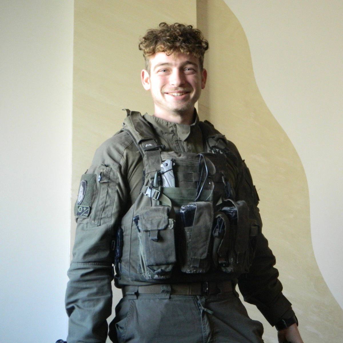 גיבור: רס"ל טל להט, לוחם יחידת מגלן שנהרג שלשום ברצועה, כתב לפני כמה שבועות למנכ"ל התנועה החינוכית חמש אצבעות, עמיר מנחם, את ההודעה הזאת: "בסוף אנחנו שמחים שזה נפל בתקופה שלנו".

"לא מחפשים את הקל. מחפשים את הקשה", סיפר עמיר מנחם. "אנחנו מאבדים את הטובים ביותר, שהולכים קדימה