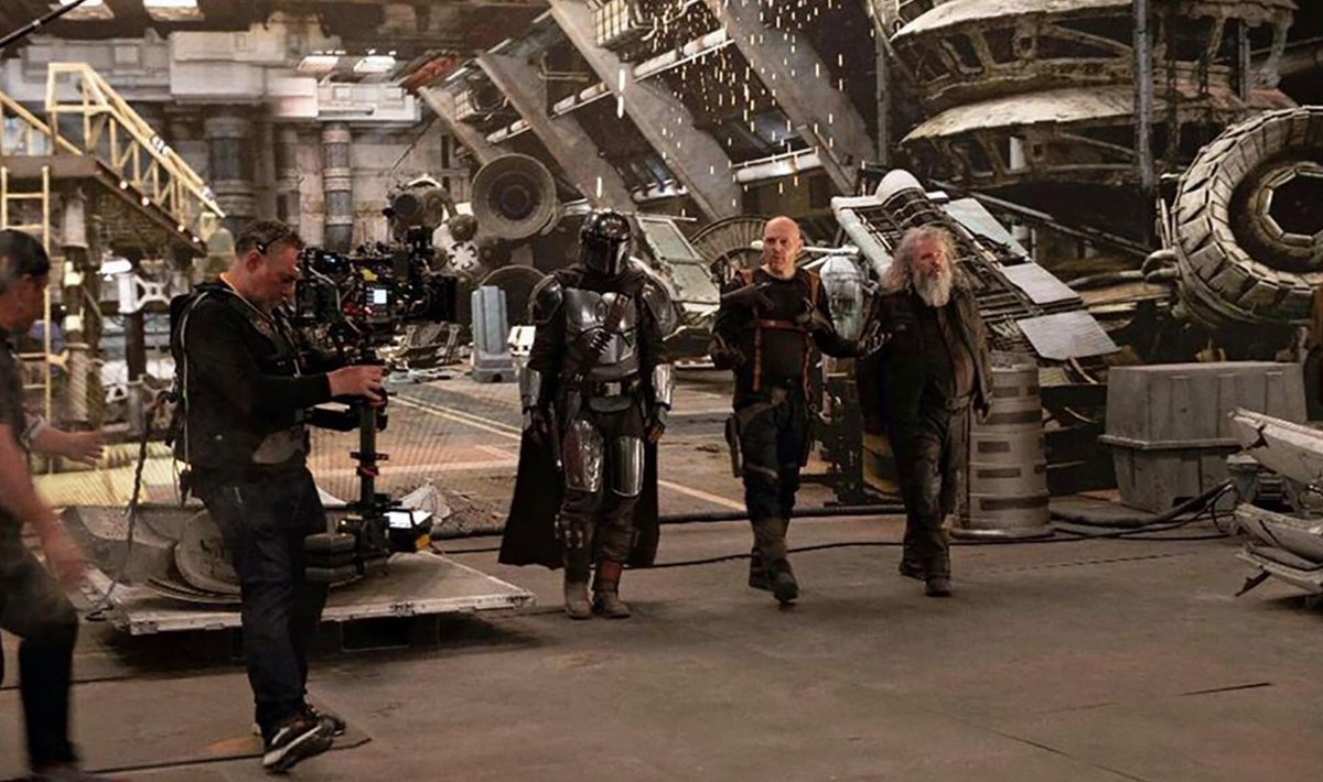 ledebriefing's tweet photo. Pour le tournage de #TheMandalorian, la production a utilisé des écrans LED géants plutôt que des fonds verts, permettant ainsi de modifier les décors en temps réel ! https://t.co/e4ClGUCrCr