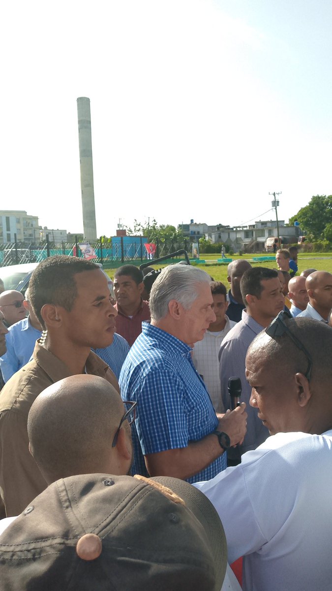 EsttOficial's tweet photo. ¡El Presidente @DiazCanelB de visita en el #Cotorro! Esta mañana recorrió la comunidad de Nueva Creación, intercambiando con trabajadores y residentes. ¡Un momento importante de intercambio, donde el Presidente se acerca a su pueblo!
#CotorroEn26 #Cuba #ESTT https://t.co/2ElRbJ4lcI