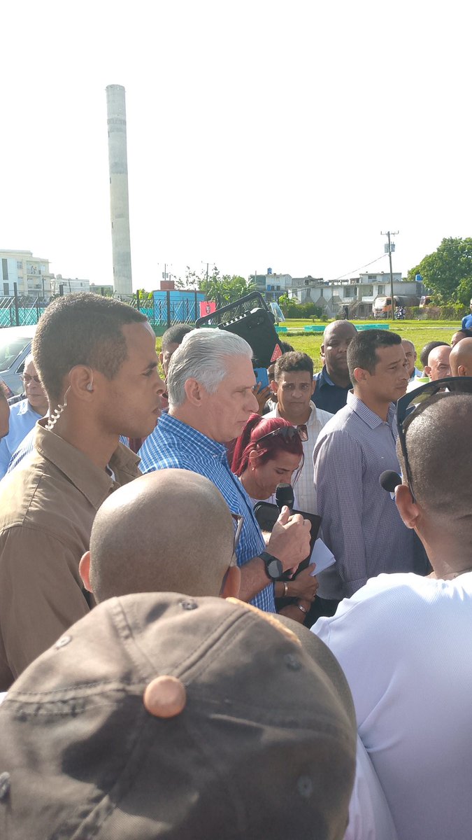 EsttOficial's tweet photo. ¡El Presidente @DiazCanelB de visita en el #Cotorro! Esta mañana recorrió la comunidad de Nueva Creación, intercambiando con trabajadores y residentes. ¡Un momento importante de intercambio, donde el Presidente se acerca a su pueblo!
#CotorroEn26 #Cuba #ESTT https://t.co/2ElRbJ4lcI