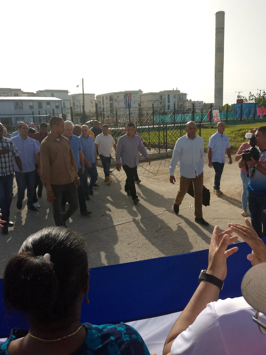 EsttOficial's tweet photo. ¡El Presidente @DiazCanelB de visita en el #Cotorro! Esta mañana recorrió la comunidad de Nueva Creación, intercambiando con trabajadores y residentes. ¡Un momento importante de intercambio, donde el Presidente se acerca a su pueblo!
#CotorroEn26 #Cuba #ESTT https://t.co/2ElRbJ4lcI