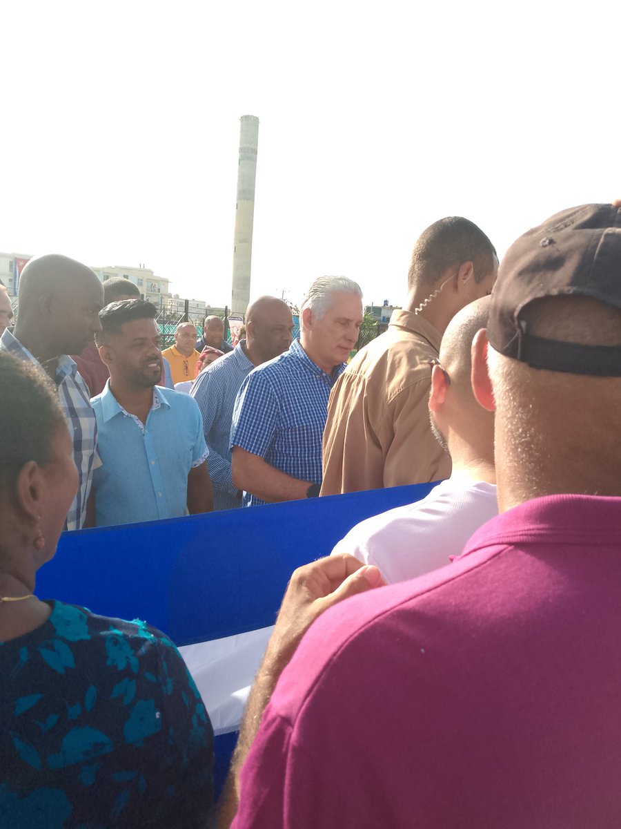 EsttOficial's tweet photo. ¡El Presidente @DiazCanelB de visita en el #Cotorro! Esta mañana recorrió la comunidad de Nueva Creación, intercambiando con trabajadores y residentes. ¡Un momento importante de intercambio, donde el Presidente se acerca a su pueblo!
#CotorroEn26 #Cuba #ESTT https://t.co/2ElRbJ4lcI