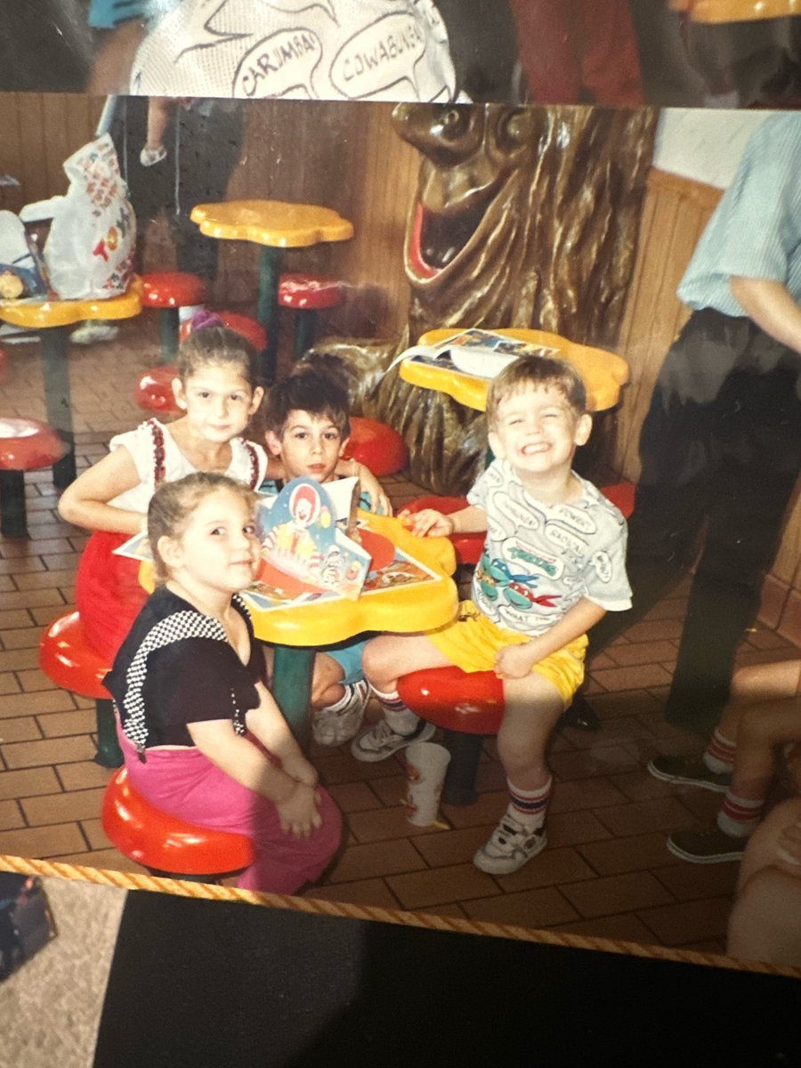 send_red_pandas's tweet photo. @timecaptales That eating area was legit. Back when smoking was indoors https://t.co/NWFlghnkCk