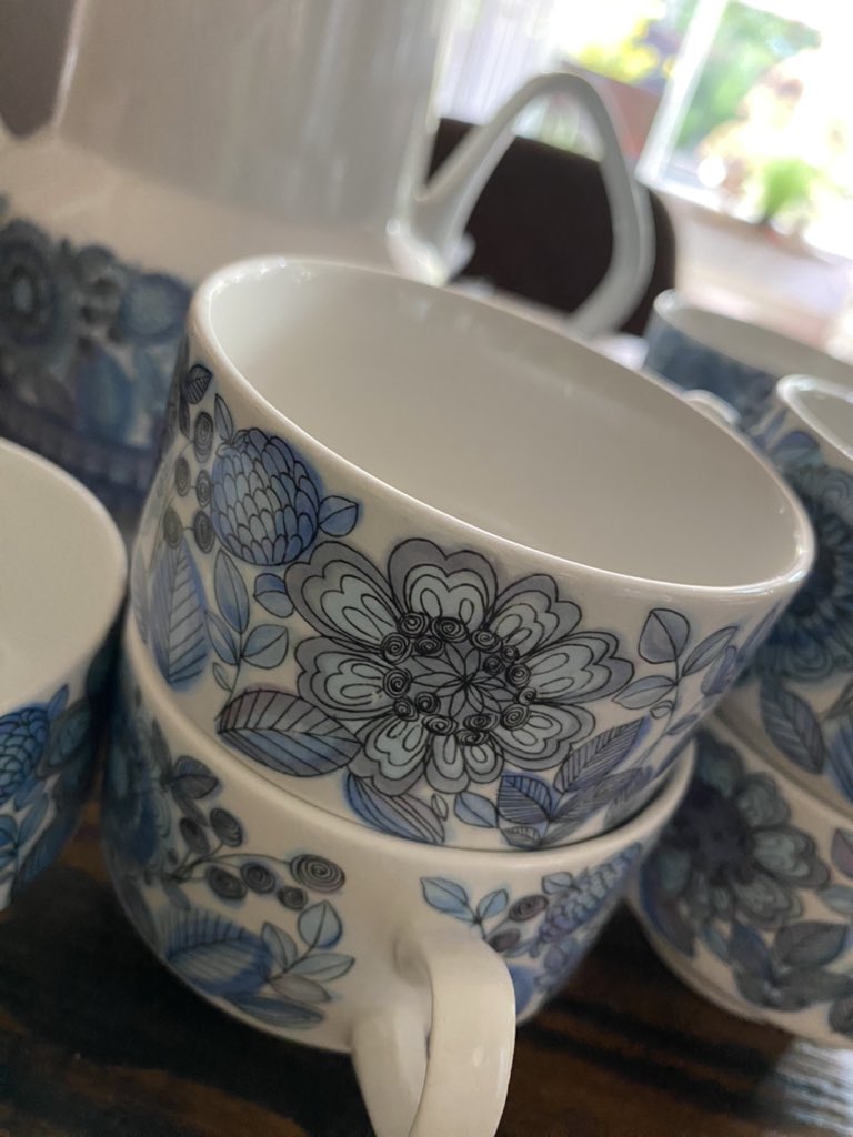 Mummasmosaics's tweet photo. Another charity shop find …..I love this china… any idea what I should make with it? I’m itching to get started!!
#recycle #recycledmosaics #bluevibes💙 #💙#whattomake https://t.co/eqxr7sqkPx