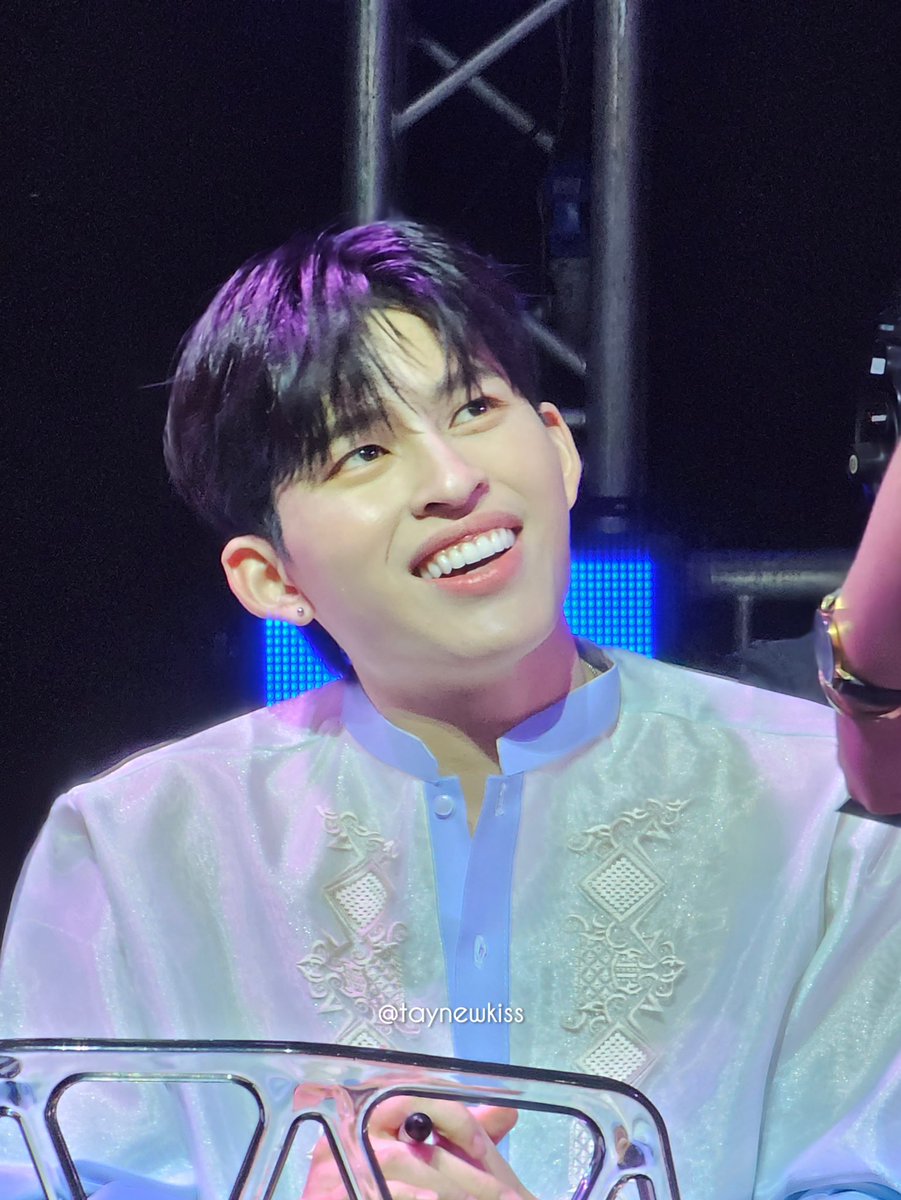 gemfotkiss's tweet image. Fansign📝 #GMMTVFANDAY13
Q. What is your love language?

Pond: ALL

I asked the same thing to phu before so I wanted to know his answer🤭 
Istg I just couldn’t stop smiling!

👩🏻: ALL?
🐶: ALL cos I’m a GOOD BOYFRIEND 😏

#PPxFANDAY13inMANILA #ปอนด์ภูวินทร์ 
#ppnaravit #pondphuwin
