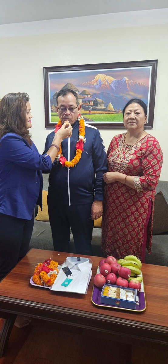 binodshahji's tweet image. ठूली छोरीबाट सगुन ग्रहण गर्दै ।