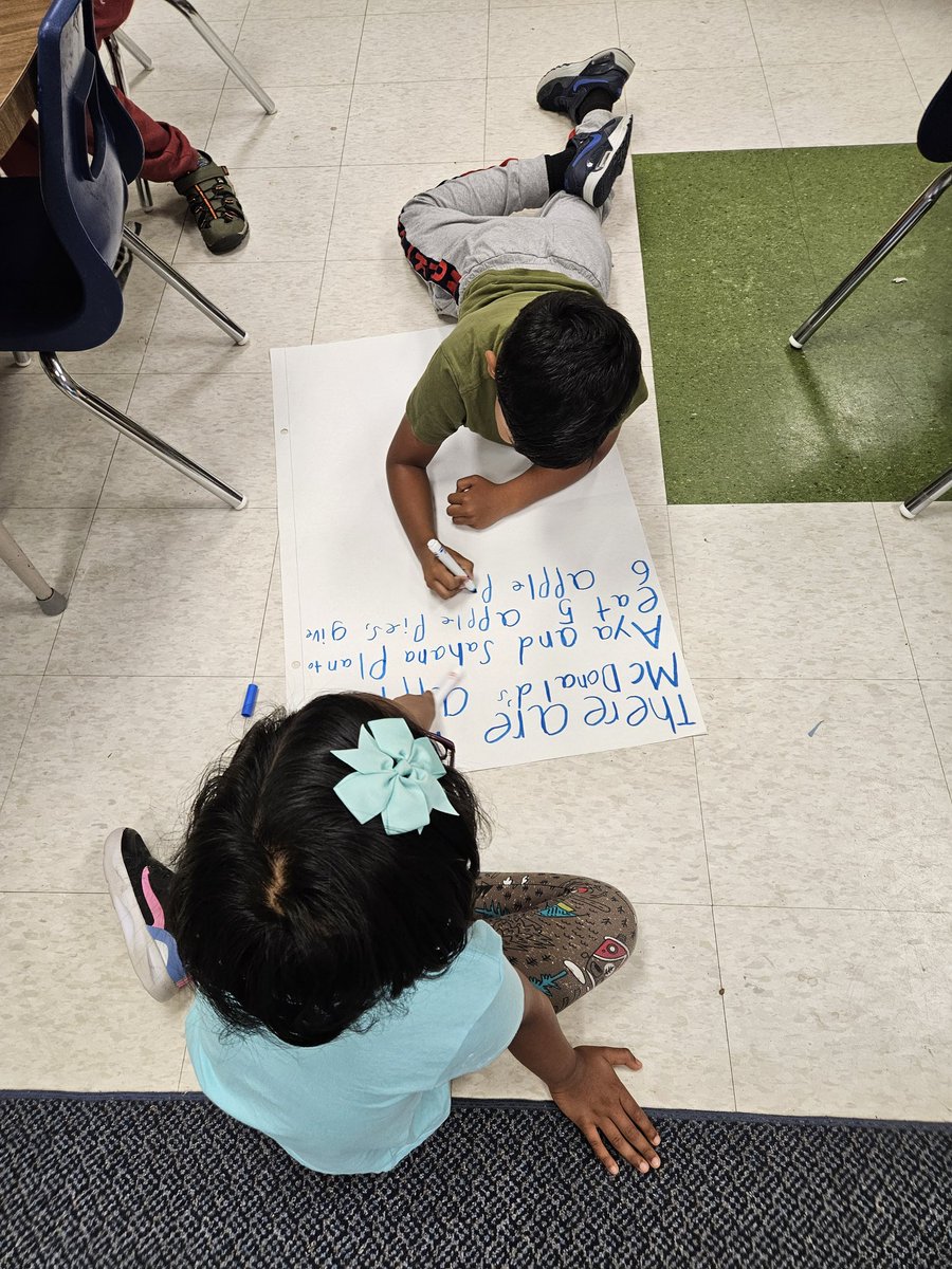 MsMui1's tweet image. Working together on math word problems. #summerschool #3partmath #wordproblems @TDSBForestManor