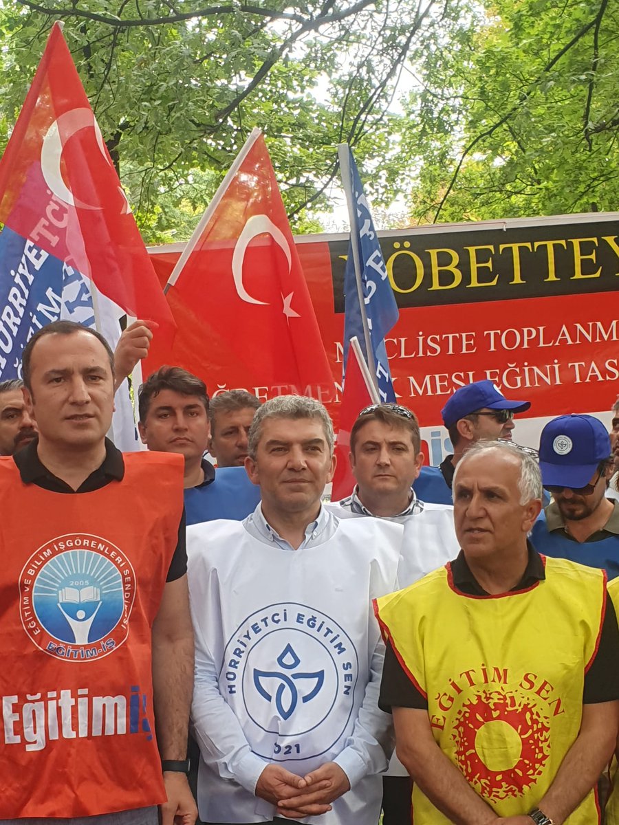 Halkın vekillerini seçip yolladığı TBMMnin bahçesinde <a href="/HurEgitimSen/">Hürriyetçi Eğitim Sen Genel Merkezi</a> #ÖMKyıREDDEDIYORUZ diyerek haykırıp eylemini basın açıklamasıyla tamamladı
Birlik ve beraberliğin ne kadar kıymetli olduğunuda diğer sendika temsilcileriyle bir araya gelerek gösterdi
Tuzukuru Sarısende ses yok