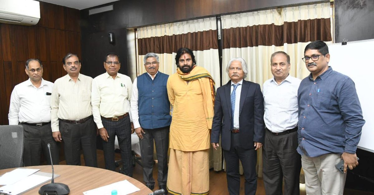 TrendPSPK's tweet photo. 🚨🚨🚨

➡️7,213 km of roads are planned to be constructed with a fund of Rs.4,976 crores.

➡️Road connectivity to every village with population above 250.

AP Dy Chief Minister @PawanKalyan garu in review with officials of Asian Infrastructure Investment Bank, Panchayati Raj Engineering Department. 👌🙏