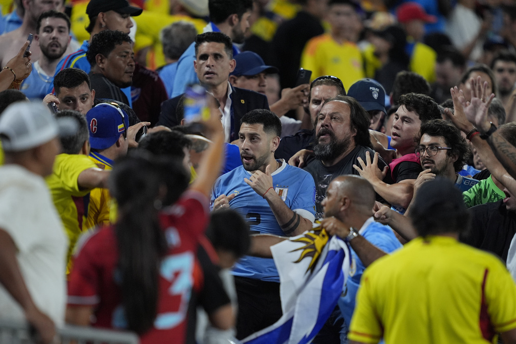 Darwin Núñez y media docena de jugadores de Uruguay acabaron en las gradas peleándose con aficionados tras la derrota 1-0 ante Colombia en la semifinal de la Copa América: shorturl.at/OsNBY
