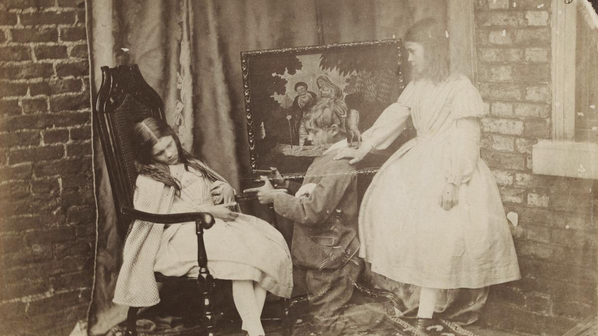UKPhotoNews's tweet photo. How the magic of photography brought Victorian England closer to the spirit realm https://t.co/eE1MFnWNo6 https://t.co/1oHlqFdhVs