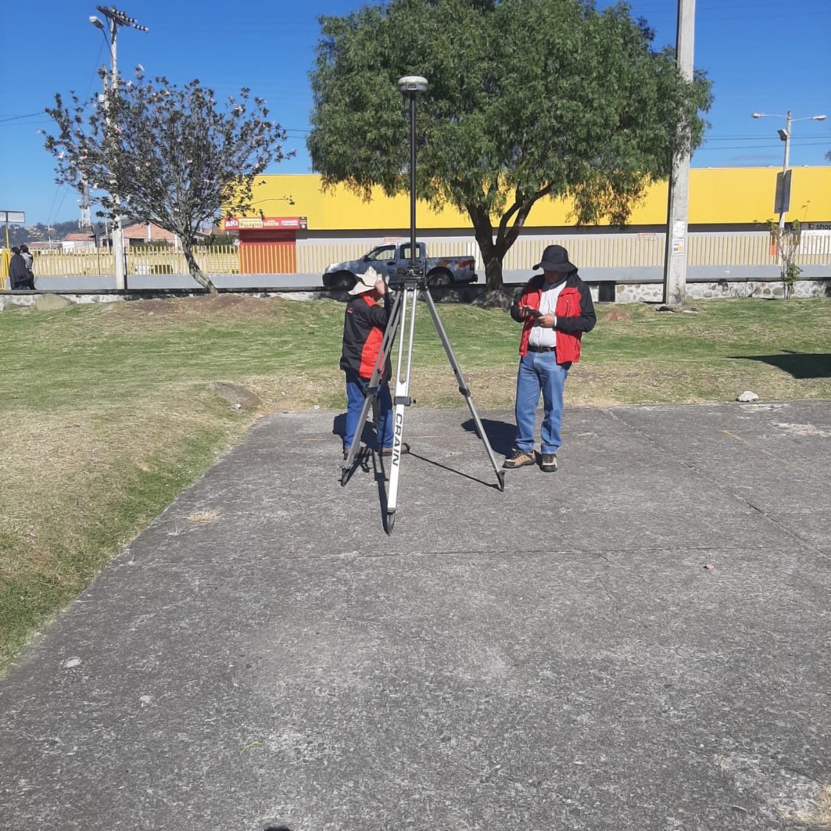 PlanificacionCu's tweet photo. 👷🏽Desde la Unidad de Vías se realiza levantamiento topográfico en el parque La Castellana, con el objetivo de realizar readecuaciones y obras en el sector para beneficio de la ciudadanía. ✅
#CuencaDiseña  👍
#AmorPorCuenca❤️💛 https://t.co/e9YA6zm9mF