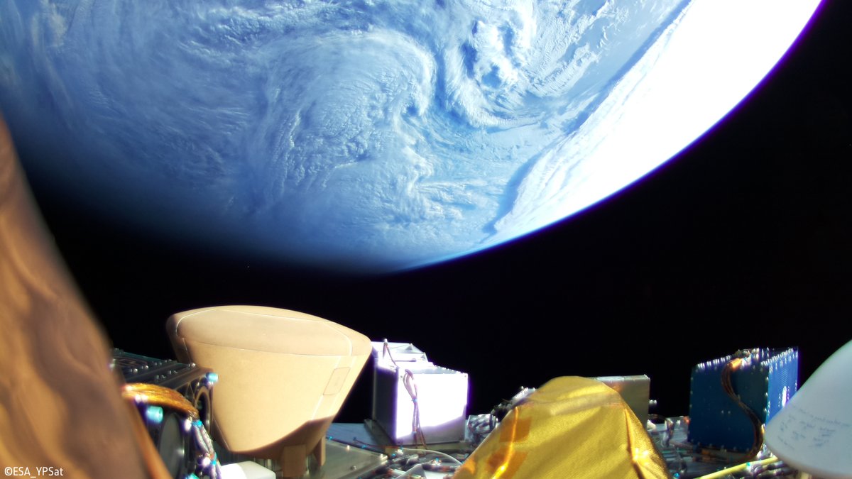 vr_guppy's tweet photo. ESAが打ち上げた若手プロフェッショナル衛星YPSatの画像を公開。地球の美しい姿やCubeSatの展開などを記録。 #YPSat #Ariane6 #VA262
https://t.co/BIL7bx7sWA
https://t.co/m0T6Arqkw8