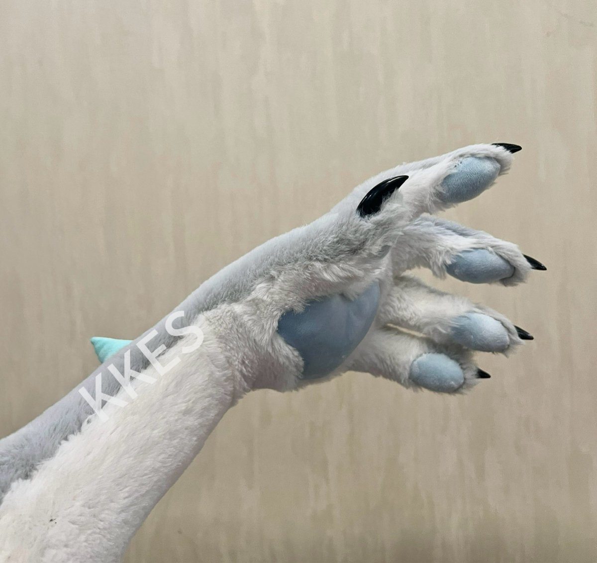 _Kkes's tweet photo. Paws!

#fursuit https://t.co/ts1KbeuvzC