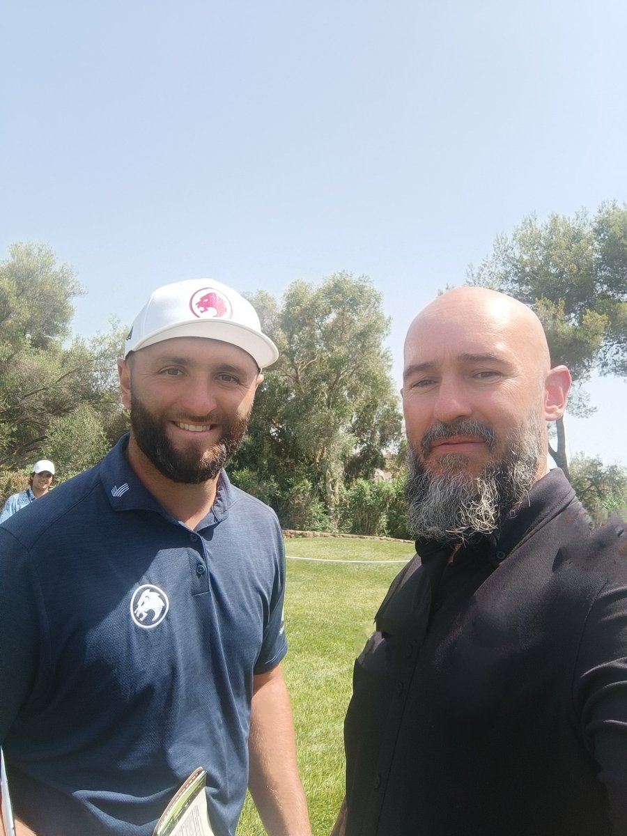 Nachitoden's tweet photo. Disfrutando del #ProAm de #LIVGolfValderrama2024 junto a los grandes #AritzAduriz #PauGasol #SergioGarcia #GarethBale y el número 1 #JonRham en el #RealClubValderrama https://t.co/BAhiPh4amu