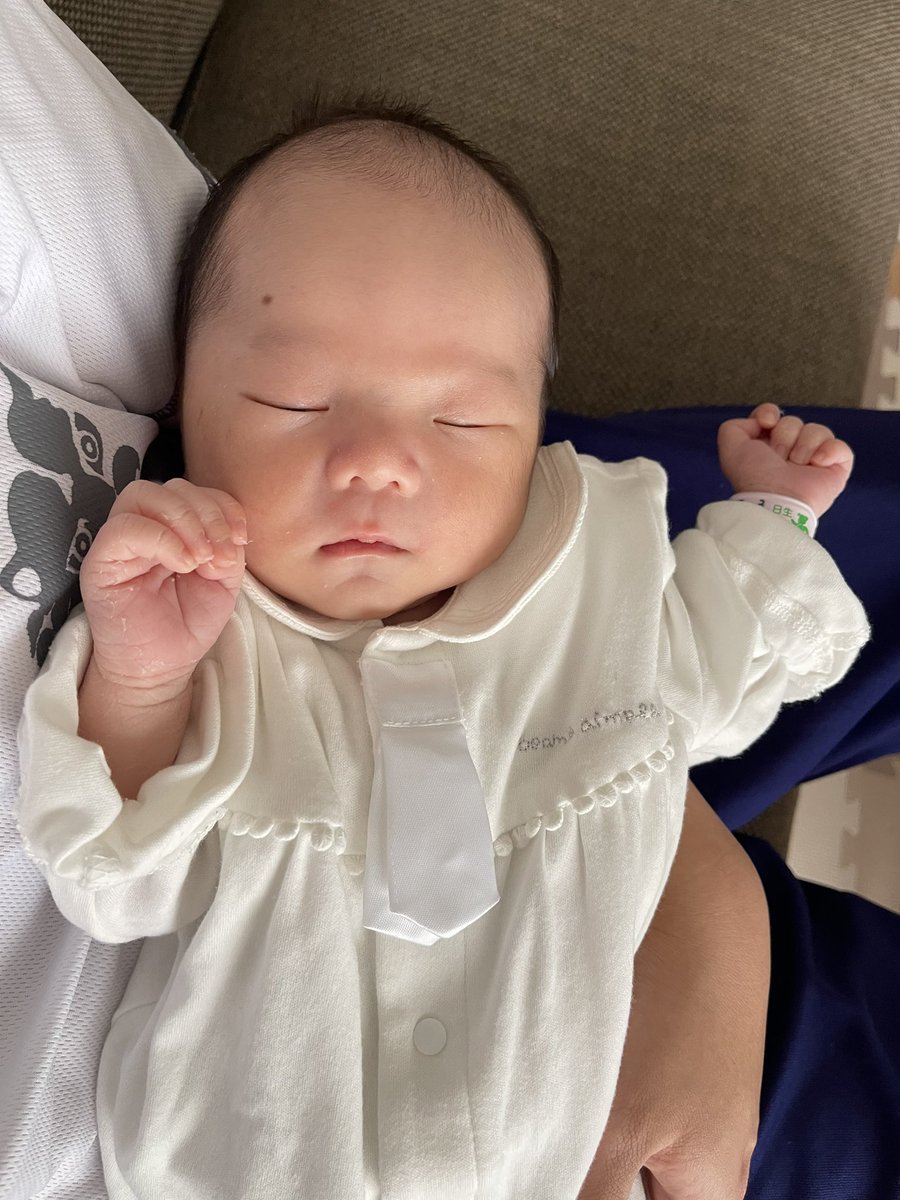 msys1991's tweet photo. 【ご報告】
2024.7.3 am11:12

我が家に第2子となる男の子が爆誕しました。
赤ちゃんって何故こうもかわいすぎるのか、、、

長男坊と一緒にIWGPタッグのベルト獲ってもらうもよし、
兄弟バンド組んで国立競技場でライブ開催するもよし、
将来が凄く凄く楽しみ〜

#家族増えました
#２児のパパ https://t.co/2bu35PpE5v