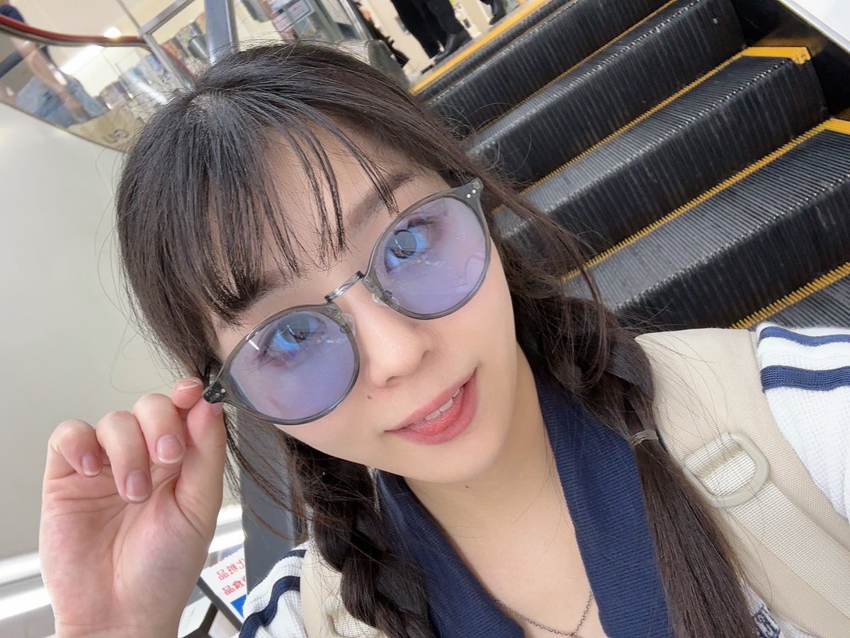最近、光にやられて目と頭が痛くなりがちなので、カラーグラス買ってみました🩵

似合う？
#青メガネ　#声優　#役者