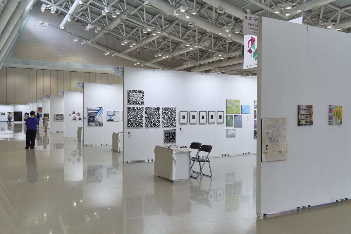 P40_ram's tweet photo. 先日終了した、第11回慶南国際アートフェア/GIAF 2024のブース写真をいただきました🫶
会場が広い…！改めて声をかけていただけたことに感謝申し上げます。今後も精進してまいります。

素敵な写真は@ogami_1011 さん撮影。 https://t.co/RhaHiM5UpB