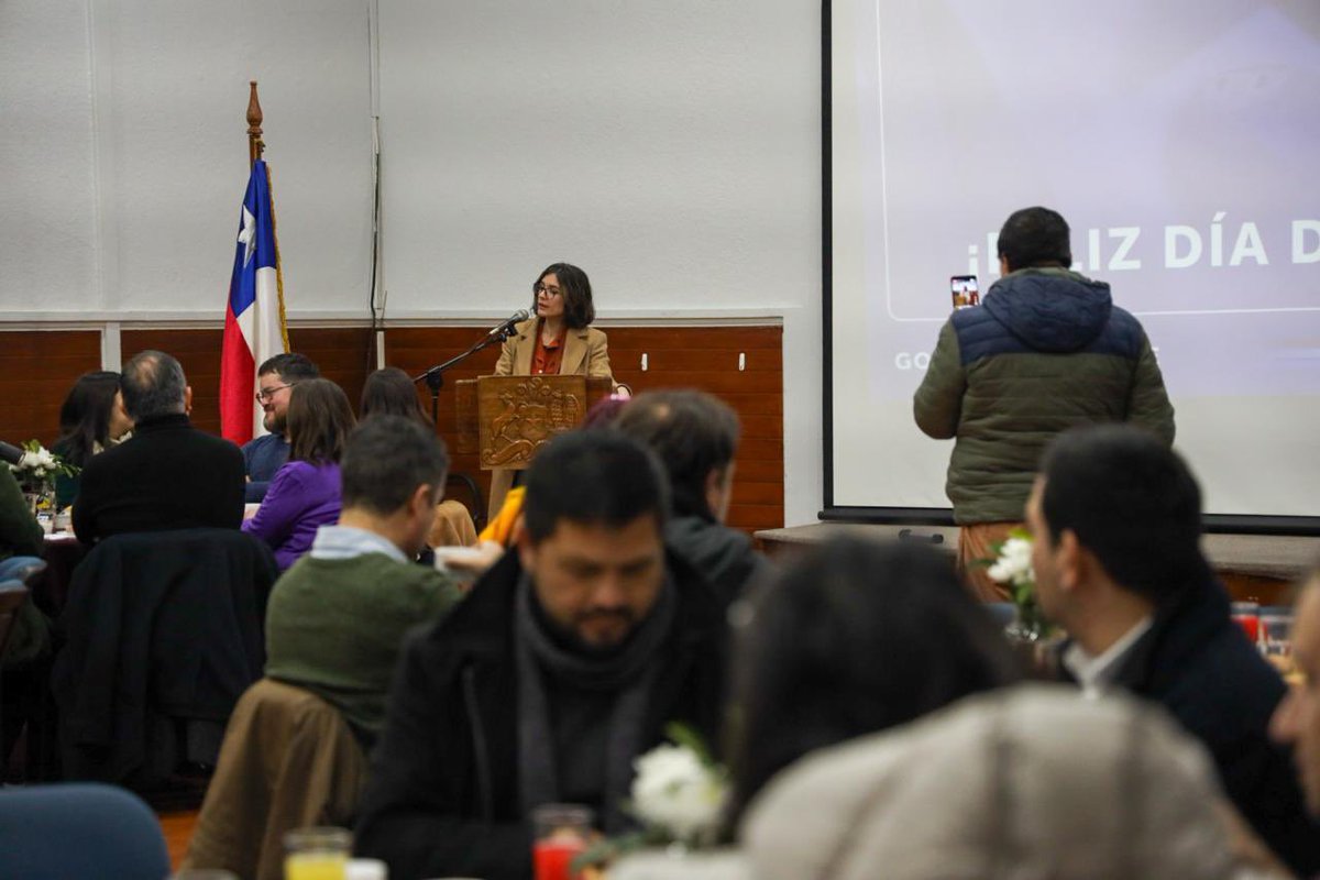 voceriagobierno's tweet photo. #VoceríaEnTerreno | La prensa es fundamental para la democracia. Desde #Rancagua, la ministra @camila_vallejo junto a autoridades de la Región de #OHiggins conmemoran el Día Nacional del Periodista con trabajadores y trabajadoras de las comunicaciones de la zona. https://t.co/cX1paBIy7Z